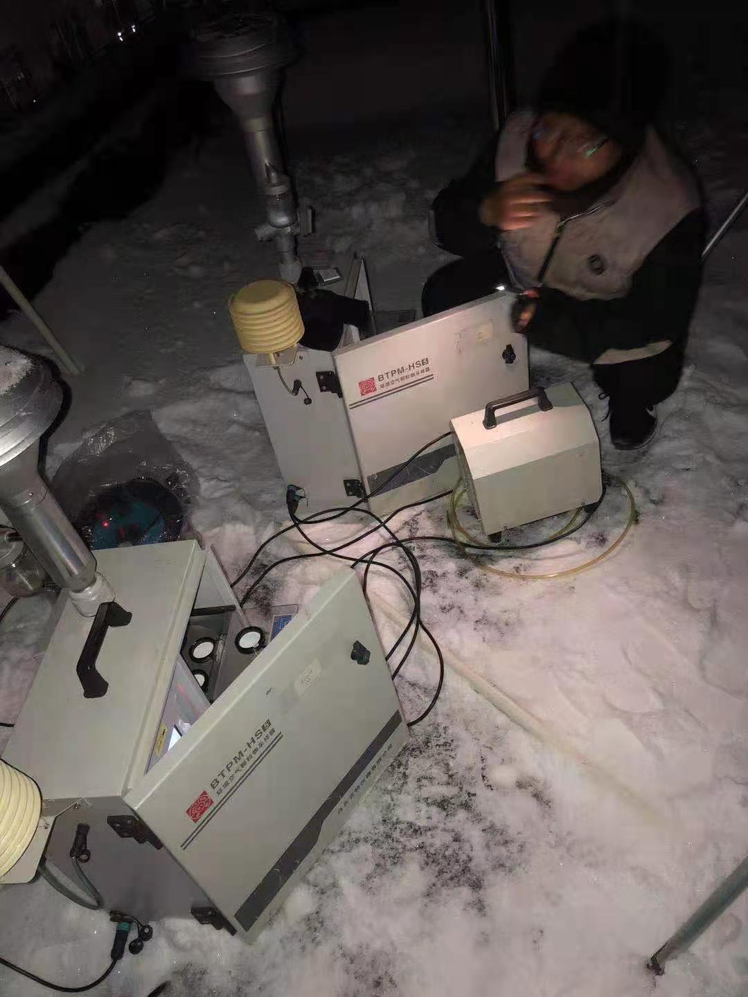 空氣自動(dòng)站工作人員克服困難 空氣自動(dòng)站工作人員克服困難